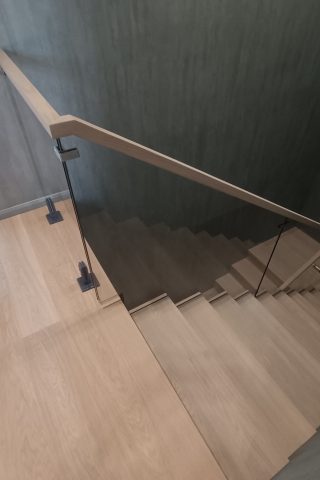 Консольная лестница со стеклом Консольная лестница в дом на второй этаж. Лестница с дубовыми ступенями и стеклом 10 мм. Ограждение из стекла 10мм. Изготовление консольных лестниц для дома на металлическом каркасе.