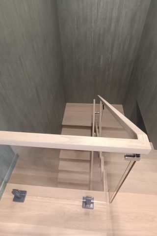 Консольная лестница со стеклом Консольная лестница в дом на второй этаж. Лестница с дубовыми ступенями и стеклом 10 мм. Ограждение из стекла 10мм. Изготовление консольных лестниц для дома на металлическом каркасе.