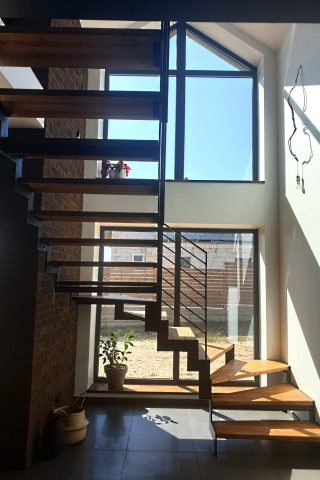 лестница на стальных тетивах с металлическим ограждением лестница на стальных тетивах с металлическим ограждением