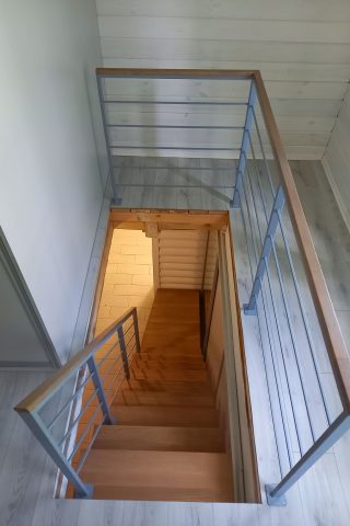 лестница на центральном косоуре, ступени дуб, ограждение металл Лестница на металлическом каркасе из профильной трубы, ступени из дуба цельноламельного сорт АВ, ограждение из металла с накладкой из дуба