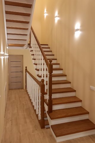 лестница с подступенком на металлических косоурах Лестница на металлических косоурах с дубовыми ступенями и подступенком из МДФ, ограждение с дубовым поручнем и стойками